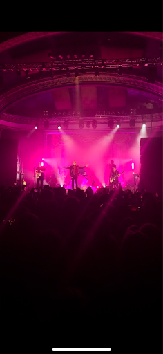 Photo Courtesy: Elizabeth Koeppen ‘23: Frontman AJ jackson belts out “Sweet Talk,” an obvious fan favorite. The Columbus show marked their second show on the tour post-COVID. 