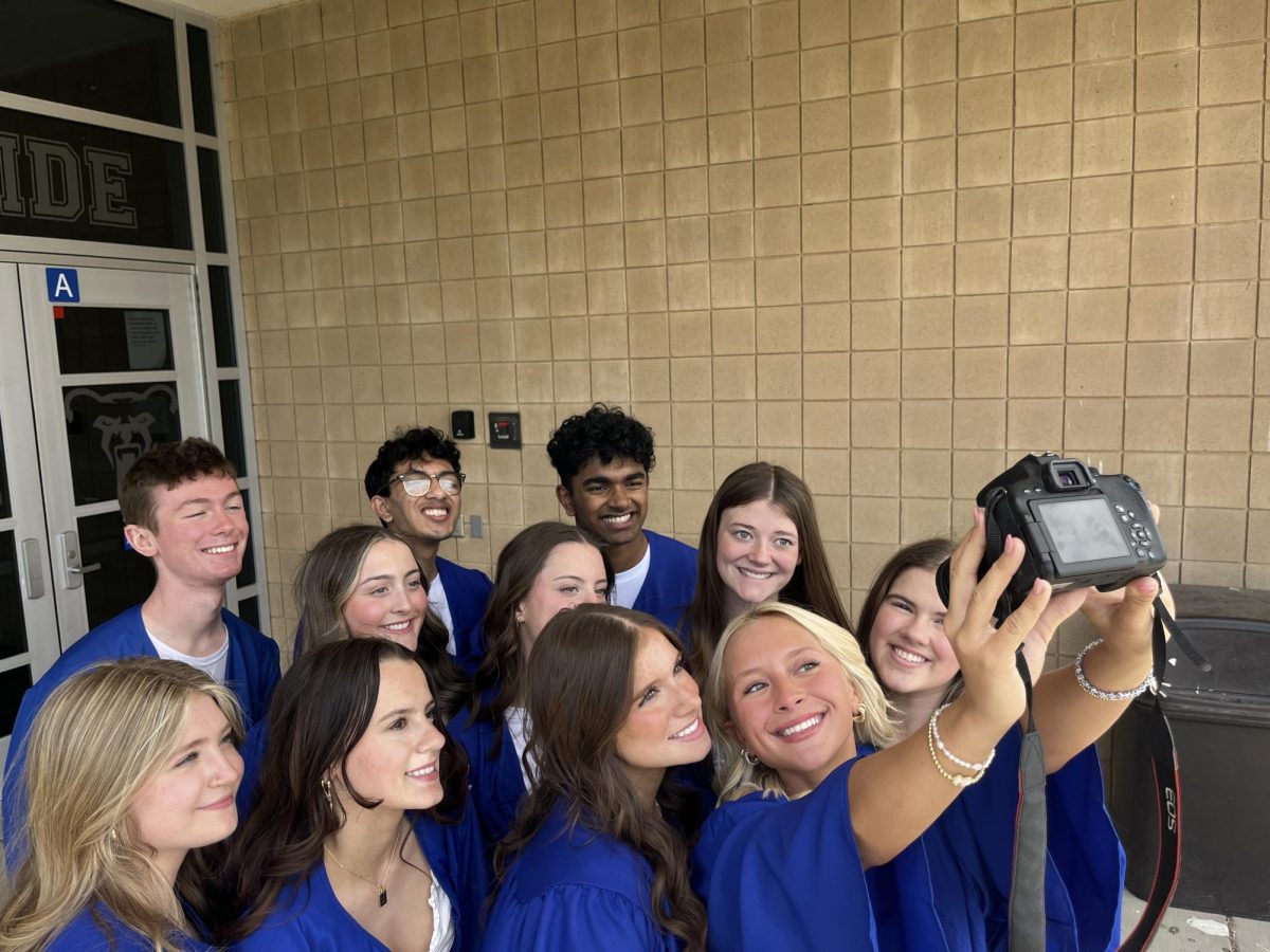 Bulletin seniors gather to take photos for the senior issue. The last of the year will come out on May 15th.